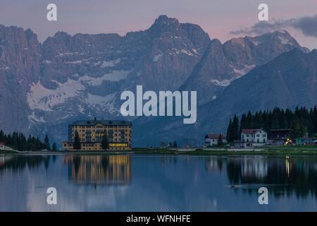 L'Italie, Trentin-Haut-Adige Dolomites massif, classé Patrimoine Mondial par l'UNESCO, le lac Sorapis Misurima avec groupe de montagne dans l'arrière-plan Banque D'Images