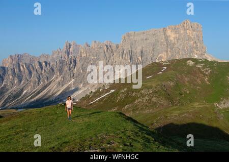 Italie, Vénétie, province de Belluno, Dolomites, classées patrimoine mondial de l'UNESCO, le col de Passo Giau ou Santa Lucia (2462 m), Mont Croda da Lago et Lastoni di a Rapp, woman hiking Banque D'Images