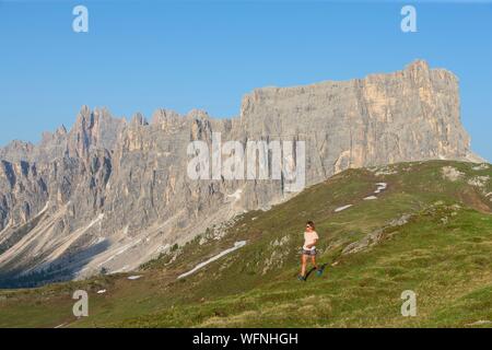 Italie, Vénétie, province de Belluno, Dolomites, classées patrimoine mondial de l'UNESCO, le col de Passo Giau ou Santa Lucia (2462 m), Mont Croda da Lago et Lastoni di a Rapp, woman hiking Banque D'Images