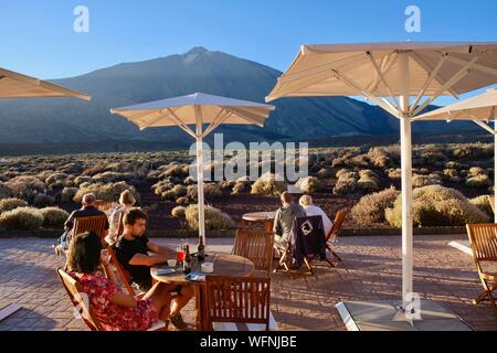 L'Espagne, Iles Canaries, Tenerife Island, le Parc National du Teide, inscrit au Patrimoine Mondial de l'UNESCO, terrasse de Parador de Canadas del Teide hotel avec vue sur le Pico del Teide Banque D'Images