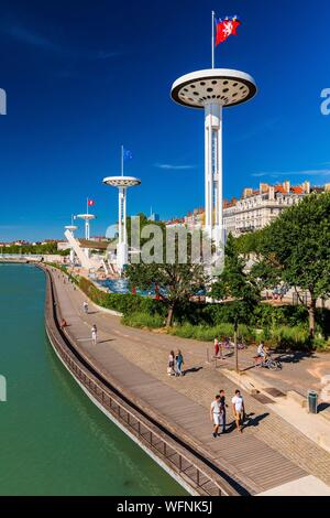 France, Rhône, Lyon, la quartier Guillotiere, Karen Blixen berge sur le Rhône, Tony Bertrand Centre nautique, la tour Incity et mutualité palace Banque D'Images