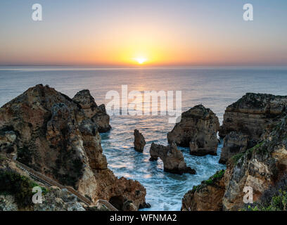 La Ponta da Piedade est située à Lagos, dans la région de l'Algarve au Portugal. L'Europe au coucher du soleil Banque D'Images