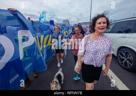 Londres, Royaume-Uni. 31 août 2019. À la fin du rallye dans la région de Whitehall, grève de la jeunesse 4 mars climatique par Londres contre Boris Johnson's prévoit de fermer le Parlement à adopter d'un no-deal Brexit. Les manifestants occupent les deux chaussées et arrêter le trafic avant de s'asseoir pour tenir un rassemblement sur Waterloo Bridge. Peter Marshall/Alamy Live News Banque D'Images