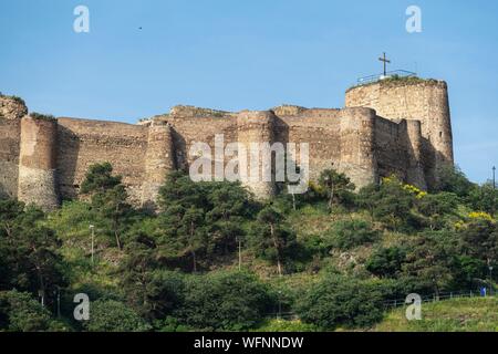 La Géorgie, Tbilissi, la forteresse de Narikala surplombe le Vieux Tbilissi (ou Dzveli Kalaki) Banque D'Images