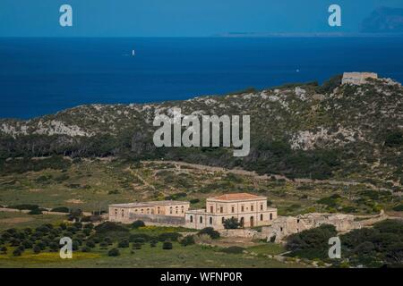 Italie, Sicile, Trapani, Egades archipel, Levanzo, agricoles et la tour Saracena Banque D'Images