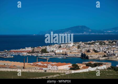 Italie, Sicile, Trapani, Egades archipel, Favignana, vue sur le village depuis les pentes du mont Santa Caterina, à Trapani et Erice dans le dos Banque D'Images