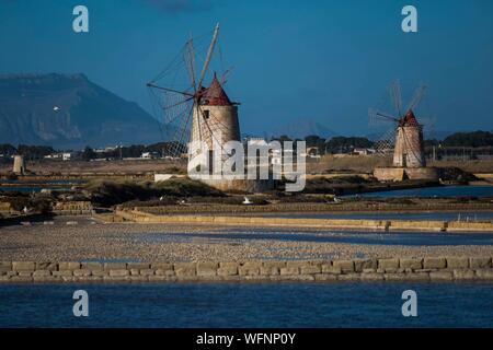 Italie, Sicile, Marsala, Salin de Stagnone, marais salés, des moulins à vent Banque D'Images