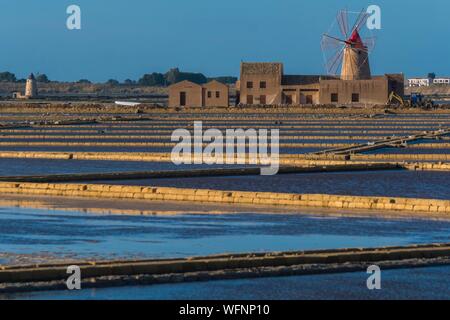 Italie, Sicile, Marsala, Salin de Stagnone, marais salés, des moulins à vent Banque D'Images