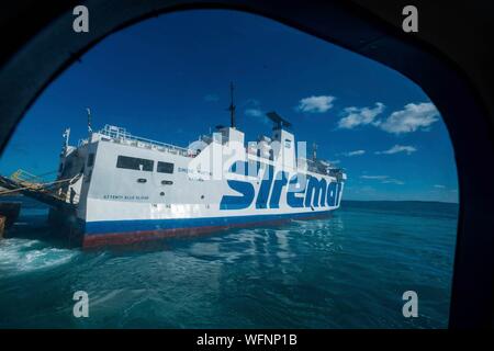 Italie, Sicile, Trapani, Egades archipel, Favignana, la Siremar ferry depuis le hublot Banque D'Images