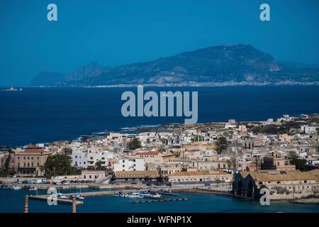 Italie, Sicile, Trapani, Egades archipel, Favignana, vue sur le village depuis les pentes du mont Santa Caterina, à Trapani et Erice dans le dos Banque D'Images