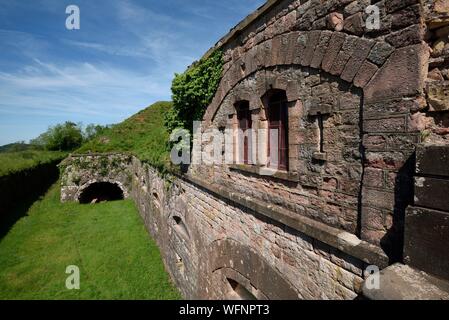 La France, Territoire de Belfort, Giromagny, fort Route des fleurs construite en 1875, système fortifié Séré de Rivières, les fossés vers l'entrée Banque D'Images