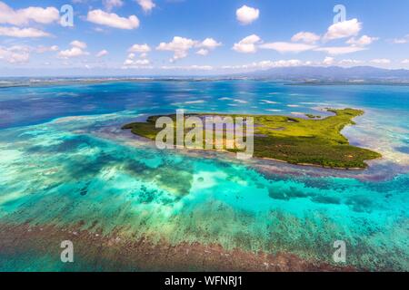 France, Caraïbes, Petites Antilles, la Guadeloupe, Grand Cul-de-Sac Marin, cœur du Parc National de la Guadeloupe, Basse-Terre, vue aérienne de l'île de Fajou et passe la plus longue barrière de corail (25 km) des Petites Antilles, Réserve de biosphère de l'archipel de la Guadeloupe, la Soufrière dégagé de la chaîne dans l'arrière-plan Banque D'Images