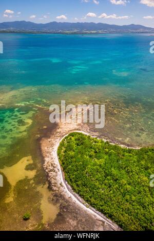 France, Caraïbes, Petites Antilles, la Guadeloupe, Grand Cul-de-Sac Marin, cœur du Parc National de la Guadeloupe, Basse-Terre, vue aérienne de l'île de Fajou et passe la plus longue barrière de corail (25 km) des Petites Antilles, Réserve de biosphère de l'archipel de la Guadeloupe, la Soufrière dégagé de la chaîne dans l'arrière-plan Banque D'Images