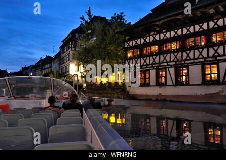 La France, Bas Rhin, Strasbourg, vieille ville classée au Patrimoine Mondial de l'UNESCOvisit par bateau sur l'Ill, La Petite France, la maison des Tanneurs, pont tournant, soir d'été Banque D'Images