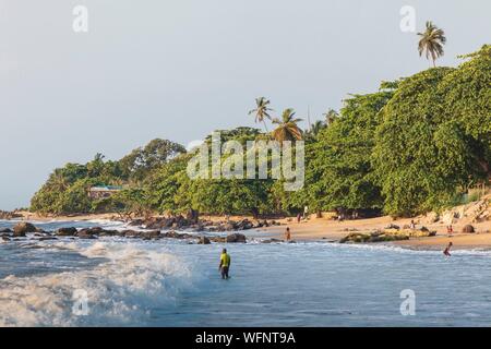 Cameroun, région Sud, Ministère de l'océan, Kribi, l'homme africain se baigner dans les vagues Banque D'Images