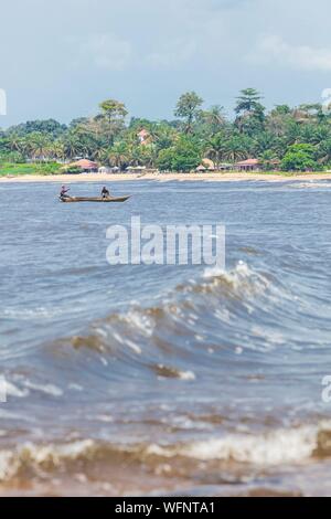 Cameroun, région Sud, Ministère de l'océan, Kribi, village de pêche et de canoë parmi les vagues Banque D'Images