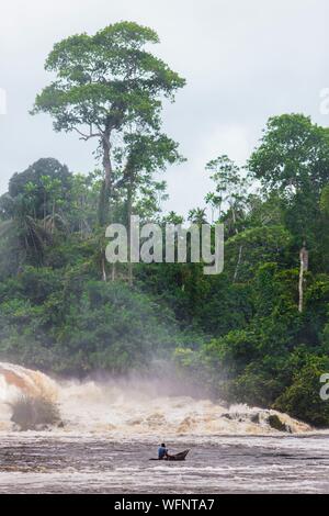 Cameroun, région Sud, Ministère de l'océan, Kribi, pêcheur dans un canot en face de Cascade Lobe Banque D'Images