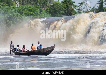 Cameroun, région Sud, Ministère de l'océan, Kribi, touristes africains dans un canot en face de Cascade Lobe Banque D'Images