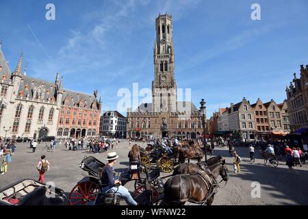 Belgique, Flandre occidentale, Bruges, centre historique classé au Patrimoine Mondial de l'UNESCO, Grand Place, les voitures en face du beffroi sur la Halle aux Draps Banque D'Images