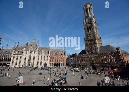 Belgique, Flandre occidentale, Bruges, centre historique classé au Patrimoine Mondial de l'UNESCO, Grand Place, Provinciaal Hof ou Palais provincial et le beffroi de la Halle aux Draps Banque D'Images