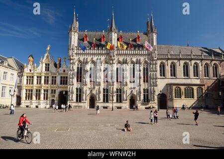 Belgique, Flandre occidentale, Bruges, centre historique classé au Patrimoine Mondial de l'UNESCO, la vieille ville, l'hôtel de ville (Stadhuis) et façade en pierre de style gothique du 14ème siècle Banque D'Images