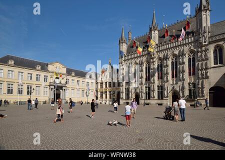 Belgique, Flandre occidentale, Bruges, centre historique classé au Patrimoine Mondial de l'UNESCO, la vieille ville, l'hôtel de ville (Stadhuis) et façade en pierre de style gothique du 14ème siècle Banque D'Images