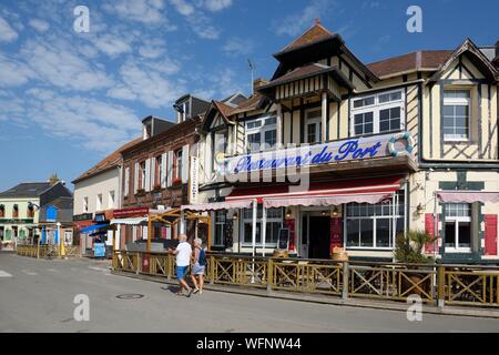 France, Picardie, Le Crotoy, hôtels, restaurants et bars du centre-ville, en train de marcher au-delà d'un restaurant Banque D'Images