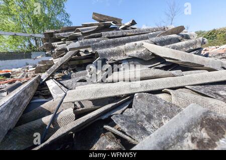 France, Vienne, CHATELLERAULT, démolition d'une question de l'amiante, des piles de plaques ondulées en amiante-ciment Banque D'Images