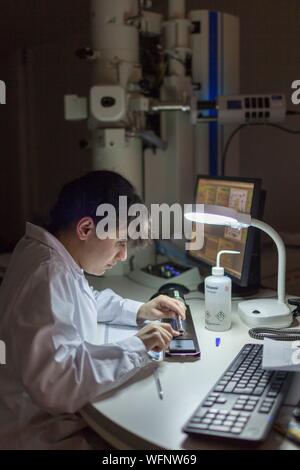 La France, l'Eure, Grand Bourgtheroulde, analyste de l'environnement, laboratoire de microscopie électronique de positionnement grilles sur un microscope électronique à transmission analytique (ATEM) porte-échantillon Banque D'Images