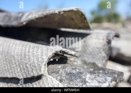 France, Vienne, CHATELLERAULT, démolition d'une question de l'amiante, vue rapprochée de la casse et fibreuse tranche de feuilles d'amiante-ciment ondulé Banque D'Images