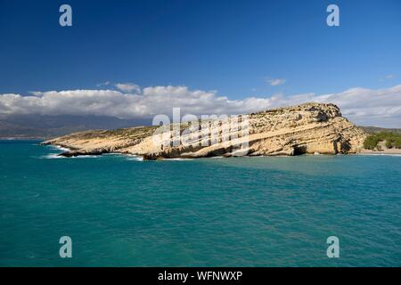 Grèce, Crete, Matala, Matala Bay, beach et caves vu de la falaise sud Banque D'Images