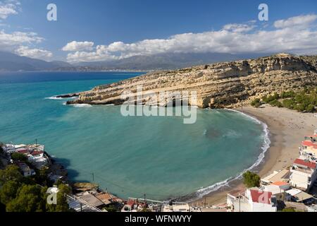 Grèce, Crete, Matala, Matala Bay, beach et caves vu de la falaise sud Banque D'Images