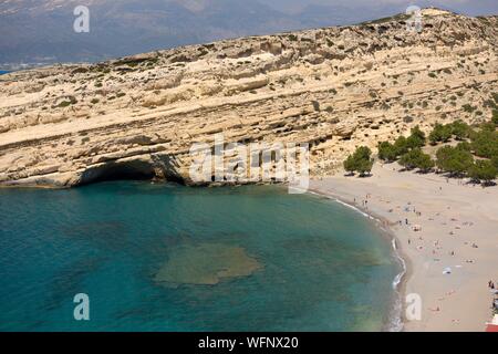 Grèce, Crete, Matala, Matala Bay, beach et caves vu de la falaise sud Banque D'Images