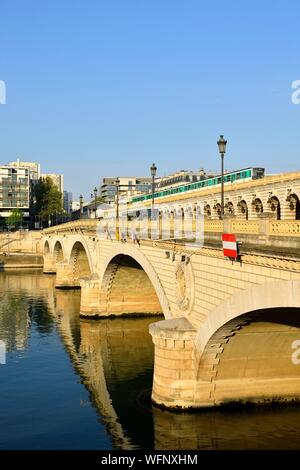 France, Paris, région classée au Patrimoine Mondial de l'UNESCO, quartier de Bercy, métro traverse la Seine sur le pont de Bercy pont Banque D'Images