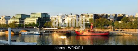 France, Paris, les rives de la Seine, quartier de Bercy, Le Bateau restaurant phare, quai François Mauriac Banque D'Images