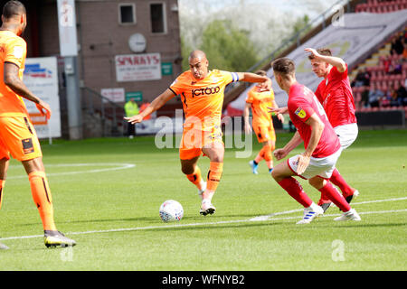 CREWE, Angleterre AUG 29TH James Vaughan, de Bradford Ville établit lui-même pour un tir comme Ryan Wintle de Crewe Alexandra ferme le descendre au cours de la Sky Bet League 2 Correspondance entre Crewe Alexandra et Bradford City à Crewe Alexandra, stade, le samedi 31 août 2019. (Crédit : Alan Hayward | MI News) usage éditorial uniquement, licence requise pour un usage commercial. Aucune utilisation de pari, de jeux ou d'un seul club/ligue/dvd publications. Photographie peut uniquement être utilisé pour les journaux et/ou magazines des fins éditoriales Crédit : MI News & Sport /Alamy Live News Banque D'Images