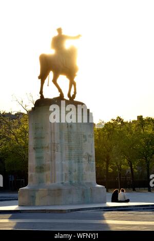 France, Paris, région classée au Patrimoine Mondial de l'UNESCO, le Champ de Mars et la statue du Maréchal Joffre Banque D'Images