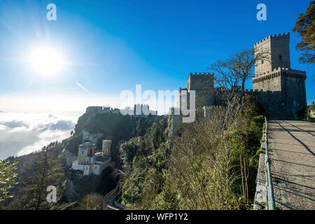 L'Italie, la Sicile, Palerme, cité médiévale fortifiée au-dessus de Trapani, Torretta Pepoli et Castello di Venere, norman forteresse à partir de 12e siècle Banque D'Images