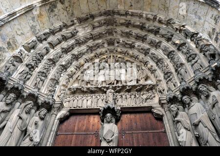 En France, en Eure et Loir, Chartres, La Cathédrale Notre-Dame classée au Patrimoine Mondial de l'UNESCO, portail sud, baie centrale, tympan, le Jugement Dernier, le Christ bénissant, trumeau Banque D'Images