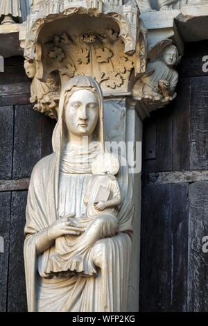 En France, en Eure et Loir, Chartres, La Cathédrale Notre-Dame classée au Patrimoine Mondial de l'UNESCO, portail nord, baie centrale, trumeau, Sainte Anne portant la Vierge enfant Banque D'Images