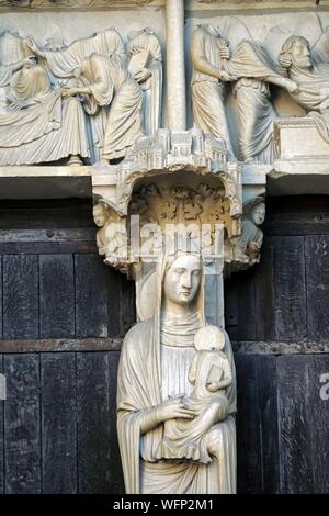 En France, en Eure et Loir, Chartres, La Cathédrale Notre-Dame classée au Patrimoine Mondial de l'UNESCO, portail nord, baie centrale, trumeau, Sainte Anne portant la Vierge enfant Banque D'Images