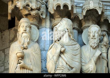 En France, en Eure et Loir, Chartres, La Cathédrale Notre-Dame classée au Patrimoine Mondial de l'UNESCO, portail royal, la baie de droite, des statues de l'évasement gauche, portail nord, baie centrale, des statues de l'évasement gauche Banque D'Images