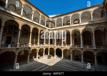 L'Italie, la Sicile, Palerme, palais des rois normands, à partir de 12e siècle, et avant la forteresse punique, romaine, château des émirs arabes, et enfin siège de l'Assemblée sicilienne régionale, cour intérieure Banque D'Images