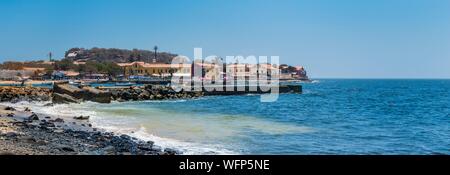 Sénégal, Dakar, l'île de Gorée, Site du patrimoine mondial de l'UNESCO, vue de la digue et de l'embarcadère Banque D'Images