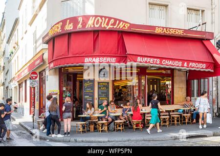 France, Paris, Rue Lepic, le Café des Deux moulins qui servit de décor pour le film Le Fabuleux Destin d'Amélie Poulain Banque D'Images