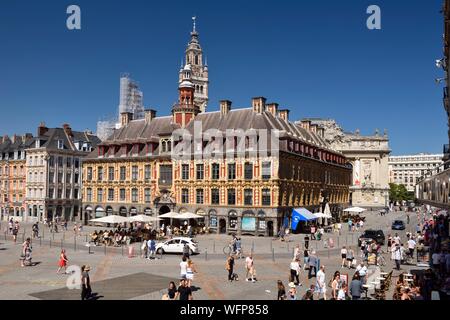 France, Nord, Lille, Place du Général De Gaulle ou la Grand Place, la vieille bourse et beffroi de la Chambre de Commerce et d'Industrie avec l'Opéra en arrière-plan Banque D'Images