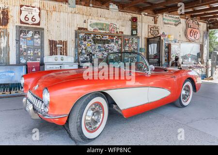 United States, Arizona, Route 66, micocoulier, micocoulier, magasin général et station essence, première génération de Chevrolet Corvette décapotable Banque D'Images