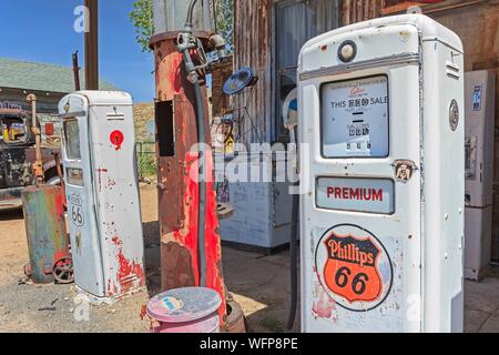 United States, Arizona, Route 66, micocoulier, micocoulier, magasin général et gas station Banque D'Images