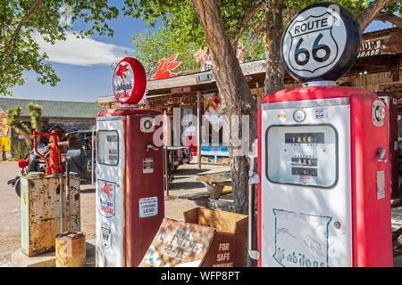 United States, Arizona, Route 66, micocoulier, micocoulier, magasin général et station essence, pompes à essence anciennes Banque D'Images