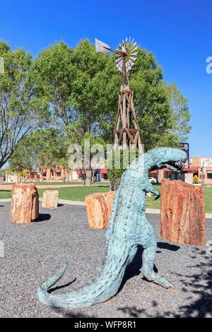 United States, Arizona, Route 66, Holbrook, statue de dinosaure et pétrifié de sciage à partir de la fin du Trias, il y a 225 millions d'années Banque D'Images